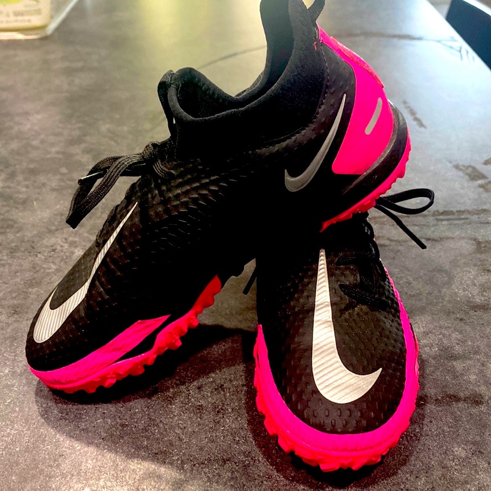 Kids Nike Phantom indoor soccer black and hot pink